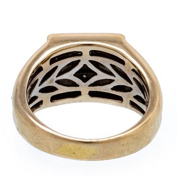 Ring 18K vitguld med 1 princesslipad diamant och briljanter ca 0,40 ct totalt, bredaste del ca 10 mm.