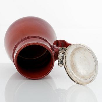 Mugg med lock, glas imiterande agat och lock av silver, ostämplad, Nordeuropa omkring 1600.