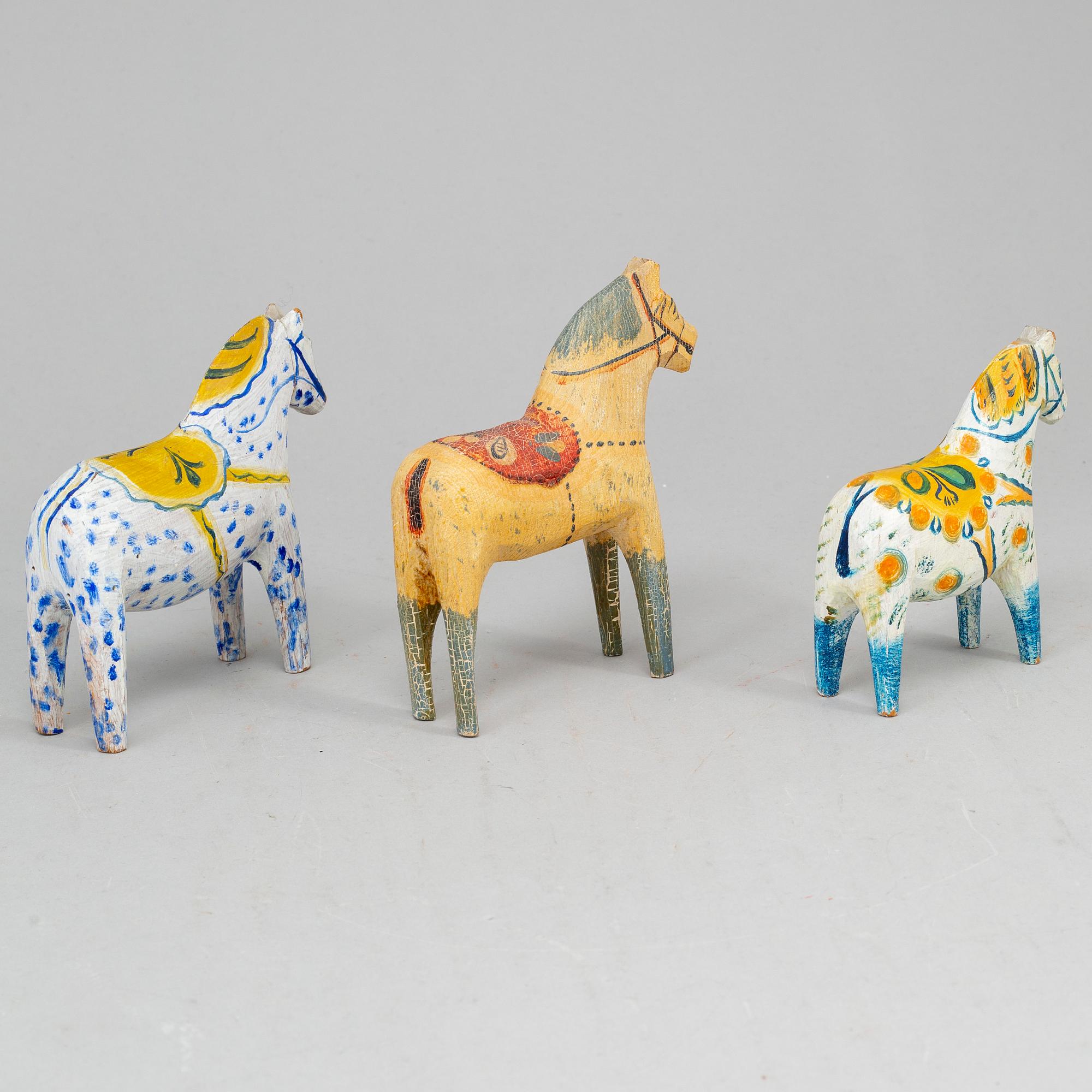 Five painted dalahästar, early 20th century.