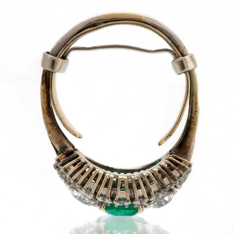 Ring 18K vitguld med 1 smaragd och gammalslipade briljanter och briljanter ca 1 ct.