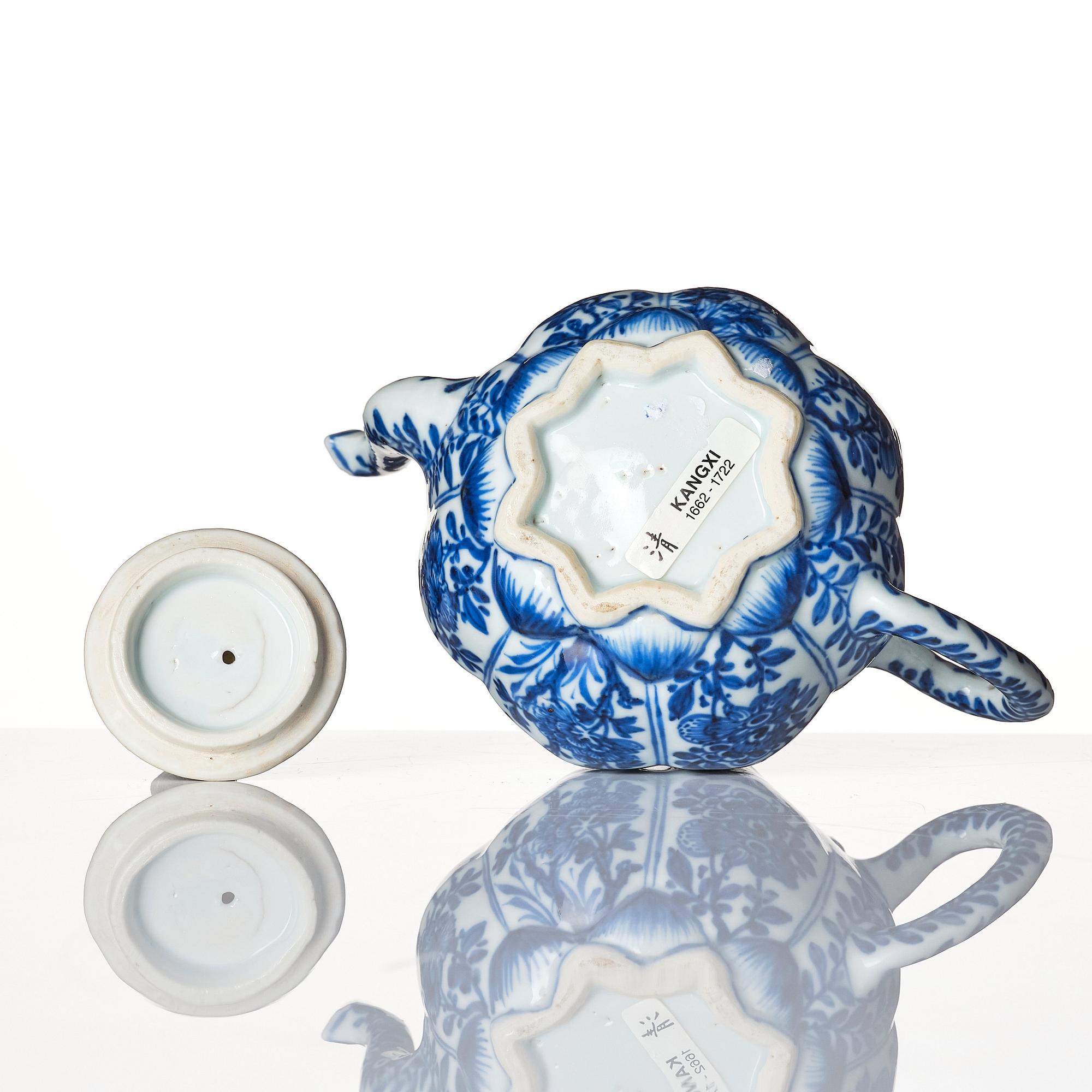 A blue and white tea pot with cover, Qing dynasty, Kangxi (1662-1722).
