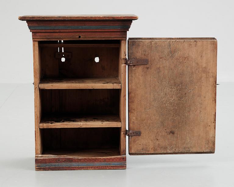 HÄNGSKÅP, allmoge. Bär datering 1837.