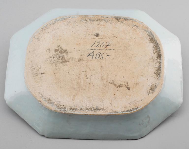 STEKFAT, porslin, Kina, Qianlong 1736-1795.