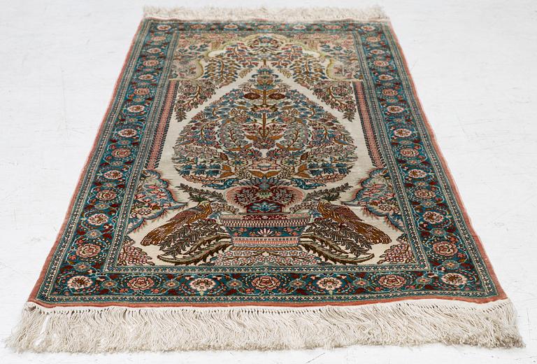 Matta, silke,  ca 125 x 61 cm.