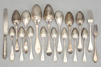 PARTI SILVERBESTICK, 18 delar, 1800-/1900-tal. Total vikt ca 1492 gram, vikt inkl kniv med metallblad.