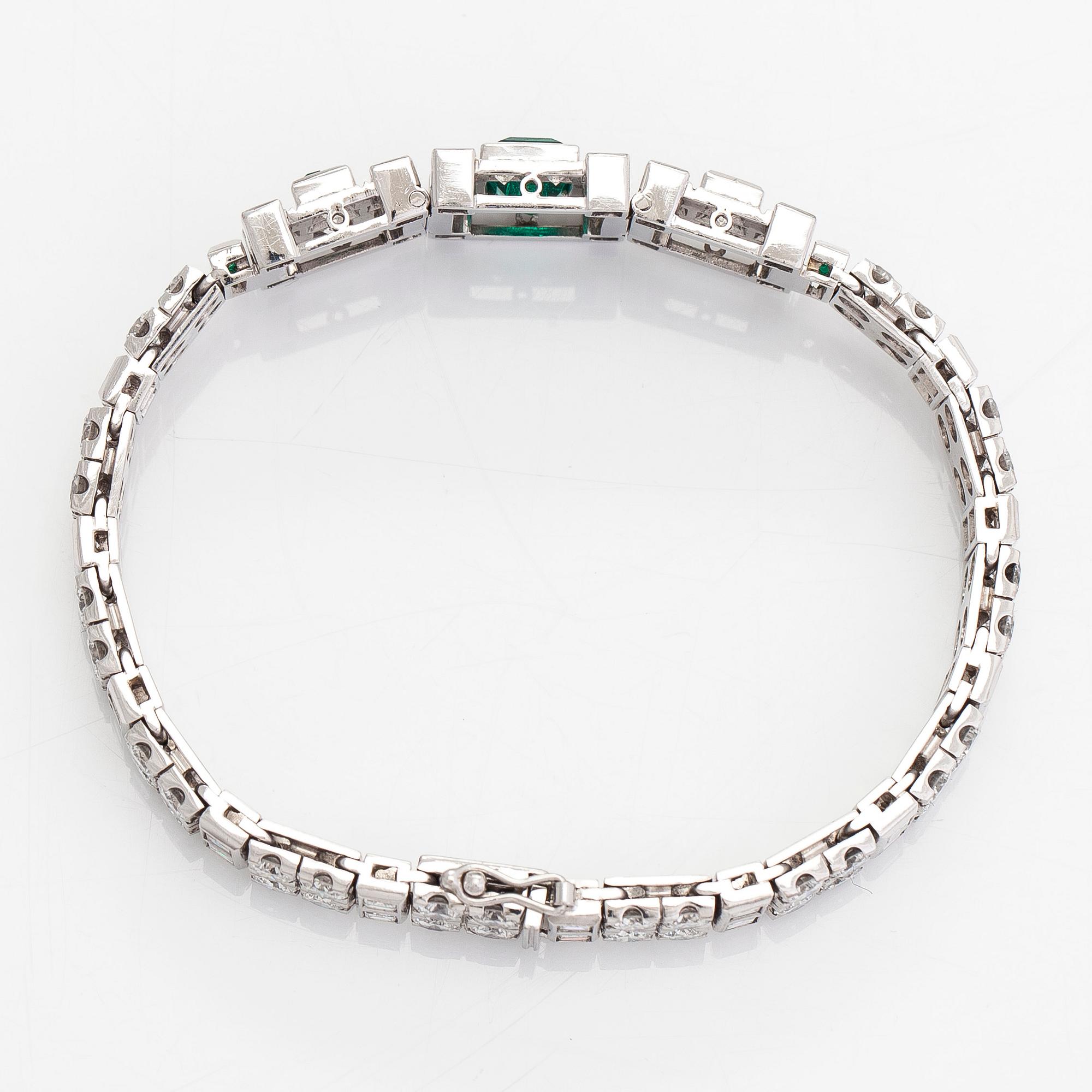 Rannekoru, 18K valkokultaa, smaragdeja sekä briljantti- ja baguettehiottuja timantteja, Tukholma 1986.