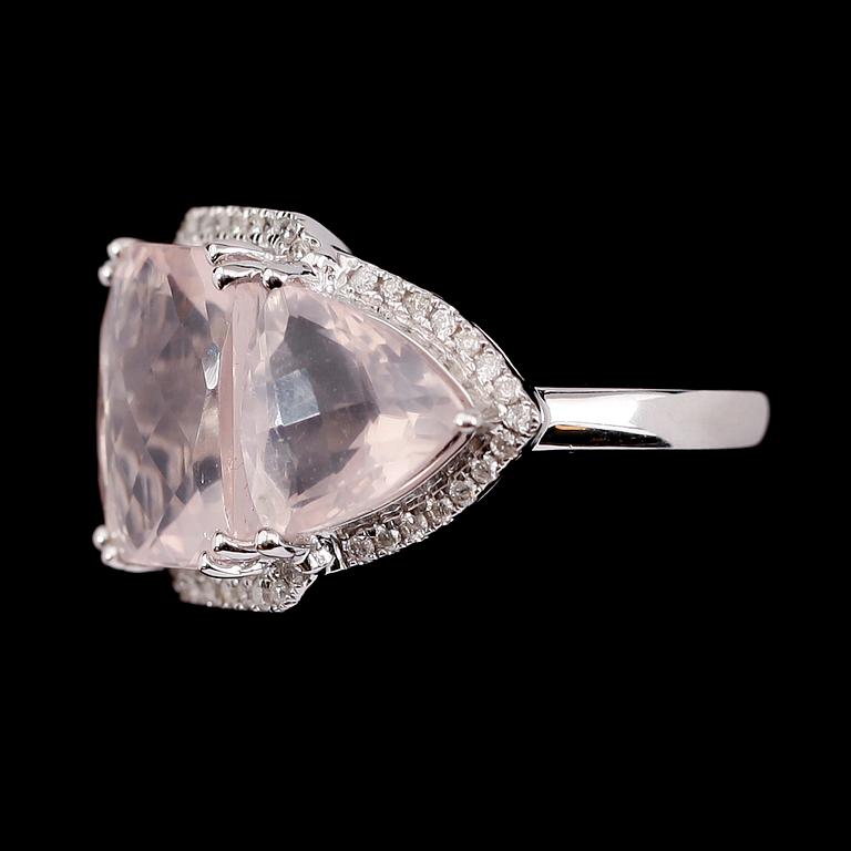 RING, 18 k vitguld, rosa kvarts ca 10.35 ct, briljantslipade diamanter tot ca 0.29 ct.