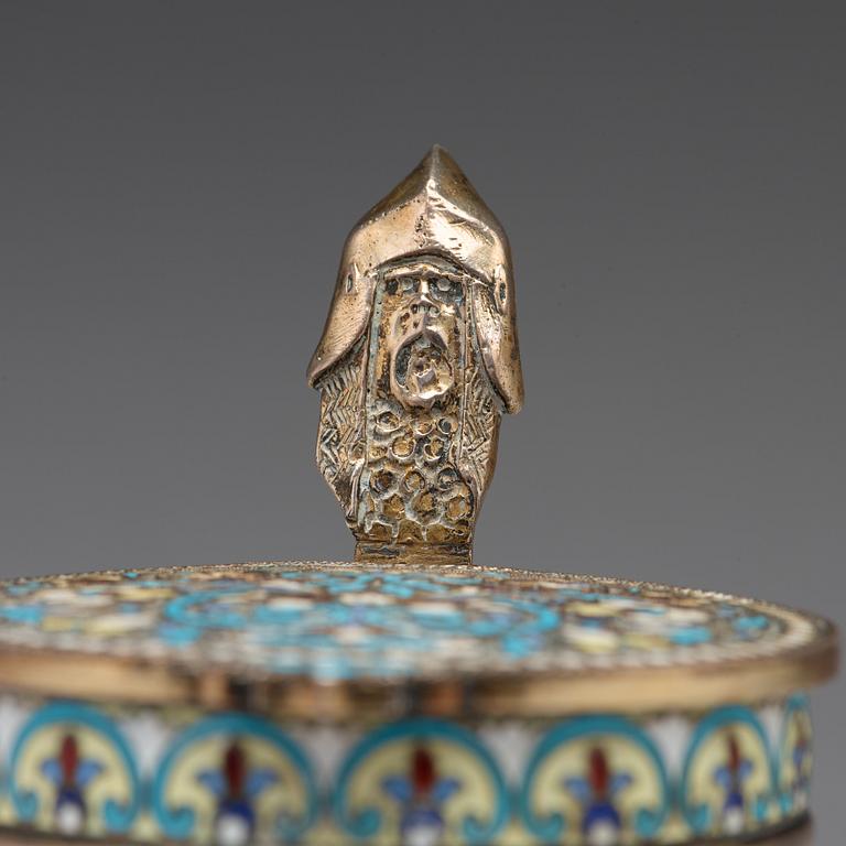Vasily Agafonov sannolikt, dryckeskanna, silver och emalj, Moskva 1899-1908.