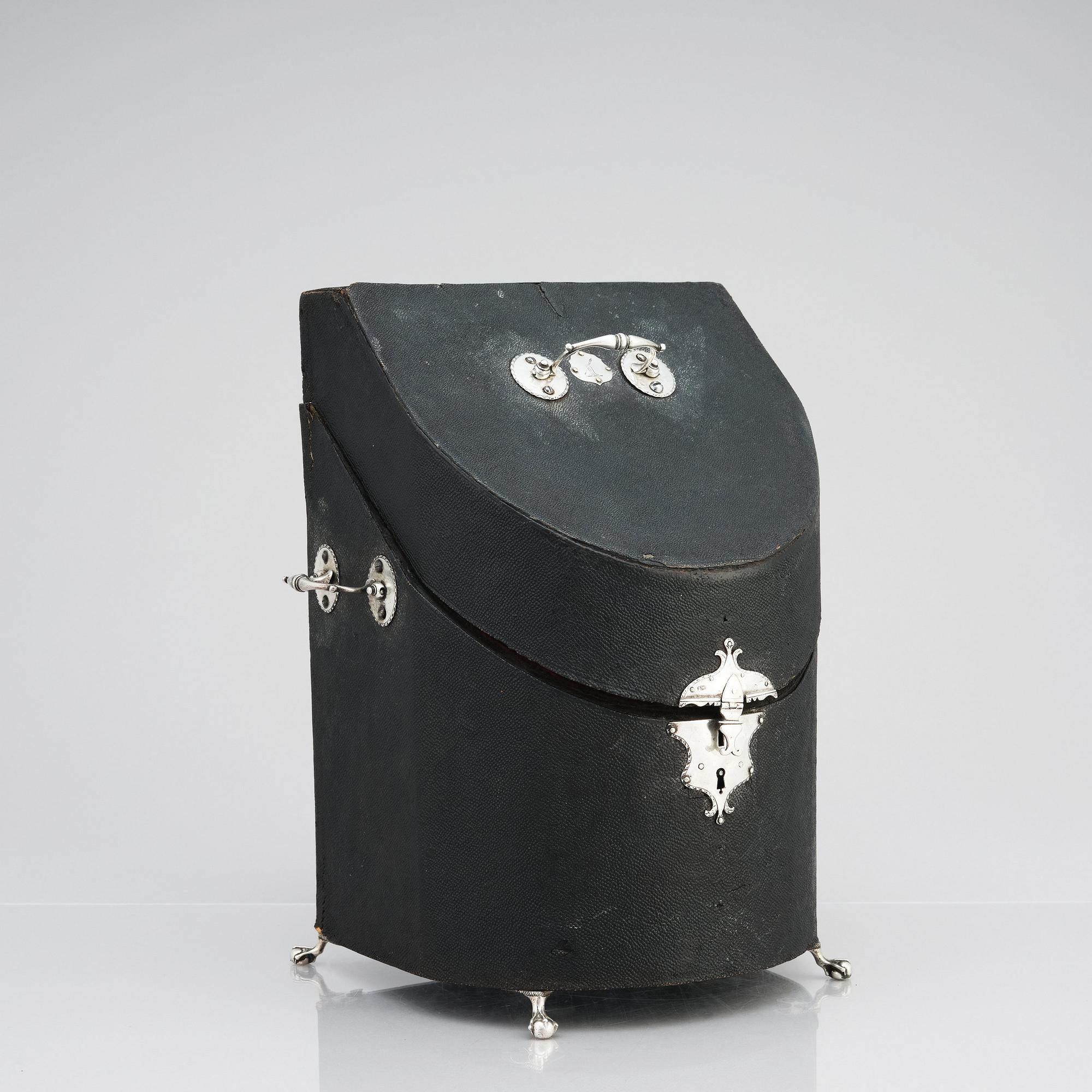 An English 18th century Hanoverian cutlery set with box, parcel-gilt silver, 121 pieces.