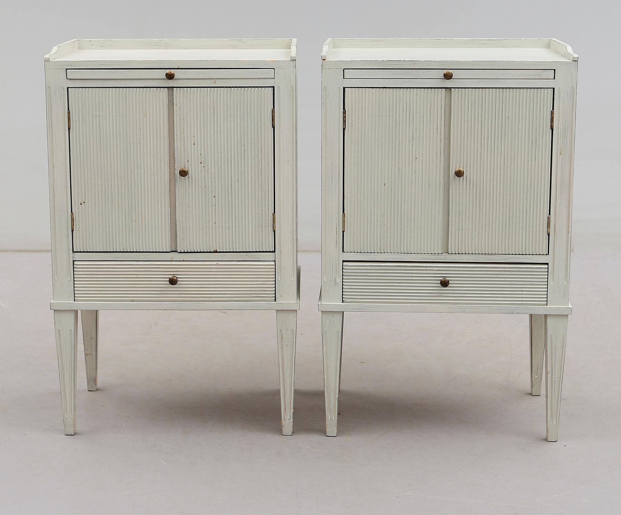 SÄNGBORD, 1 par, gustaviansk stil, 1900-talets andra hälft.