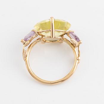 Ring med skuren limekvarts i form av blomma, ametister och briljantslipade diamanter.