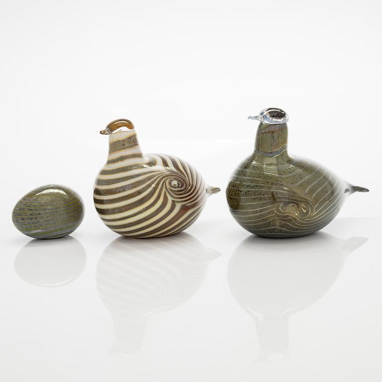 Oiva Toikka, Two glassbirds 'Alli' and an egg, signed O. Toikka Nuutajärvi.