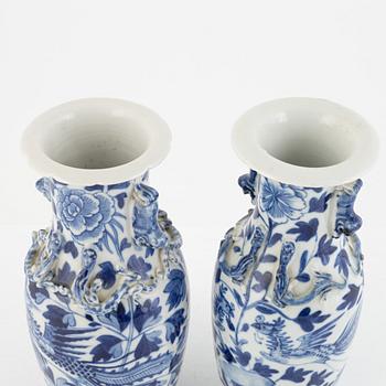 Two Chinese blue and white vases, 19th/20th century.