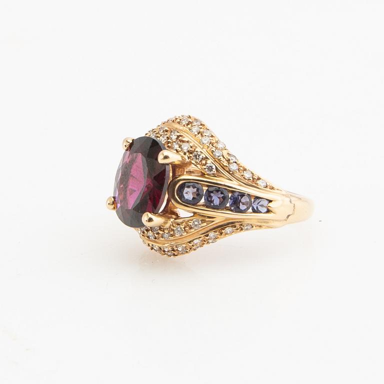 Ring, 18K gold with garnet, lavender-coloured iolites and brilliant-cut diamonds.