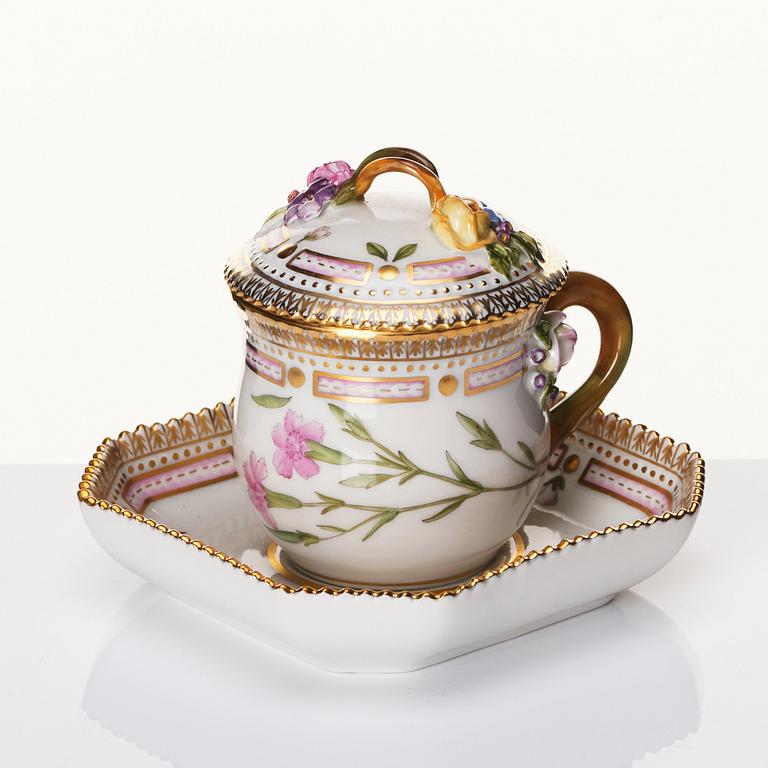 Cremekoppar med lock och fat, fyra stycken, porslin. Royal Copenhagen, "Flora Danica", Danmark, 1900-tal.