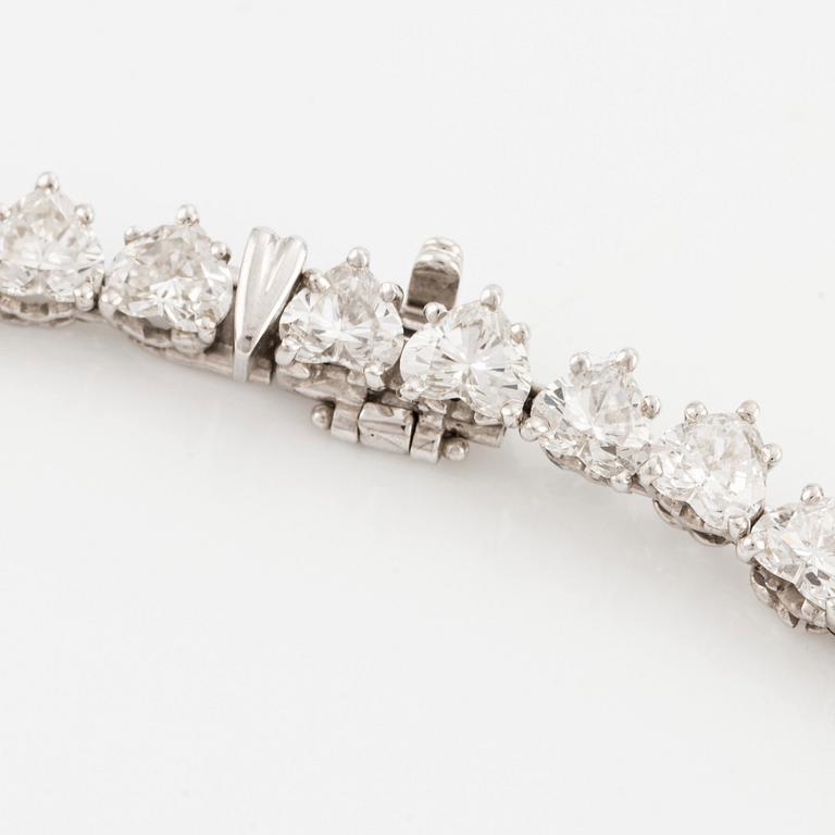 Harry Winston collier platina med hjärtformade briljantslipade diamanter.