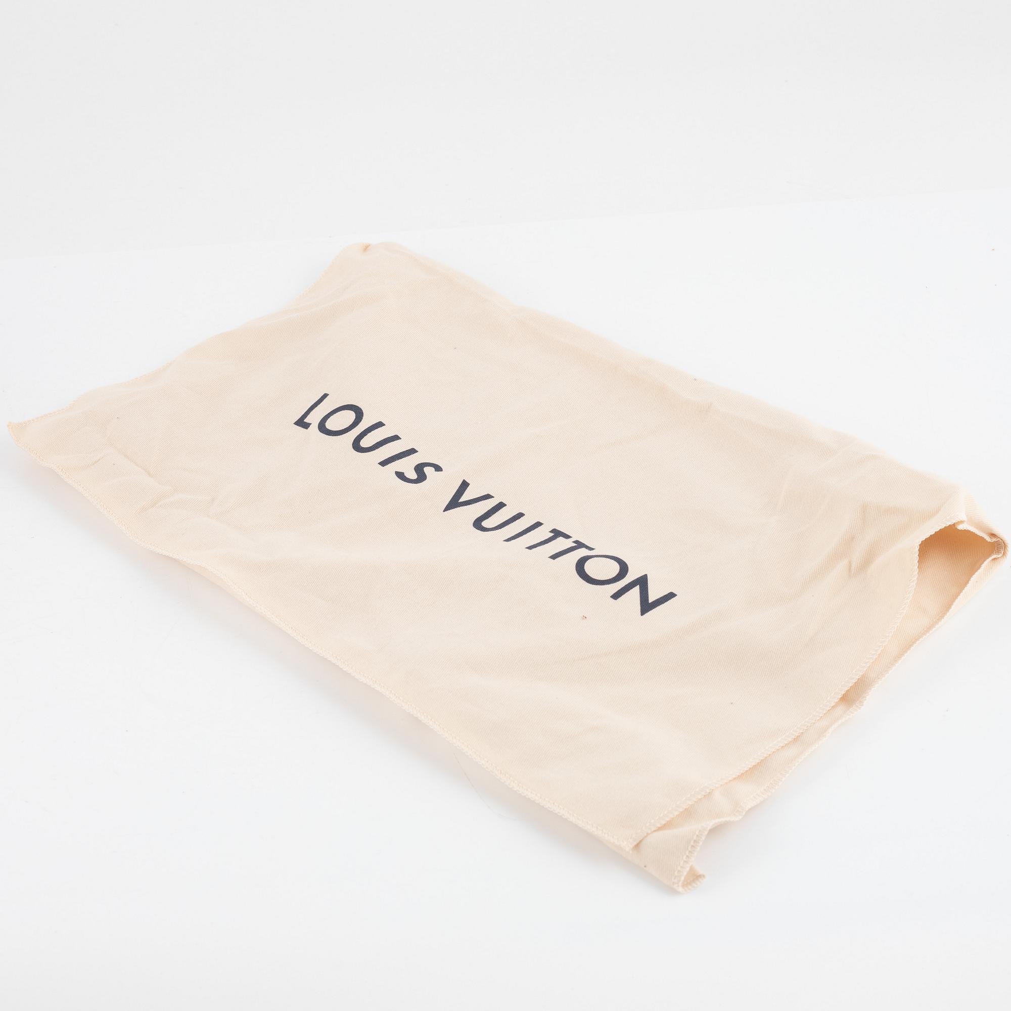 Louis Vuitton, a grey taiga 'Avenue' sling bag, 2022.