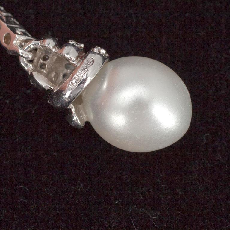 RIIPUS ja KORVAKORUT, hopeaa, zirkoneja, pisaranmuotoiset helmet.