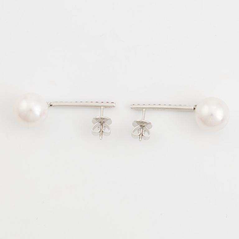 Örhängen, ett par, 18K vitguld med sötvattenpärlor och safirer.