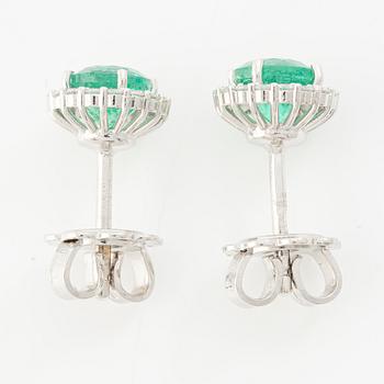 Earrings 18K white gold with emeralds and brilliant-cut diamonds.