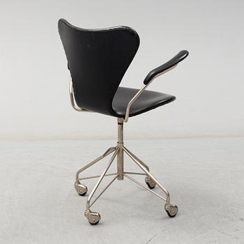 ARNE JACOBSEN, skrivstol, "Sjuan", Fritz Hansen, Danmark.