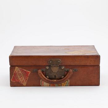 LOUIS VUITTON, a brown leather suitcase from around 1910.