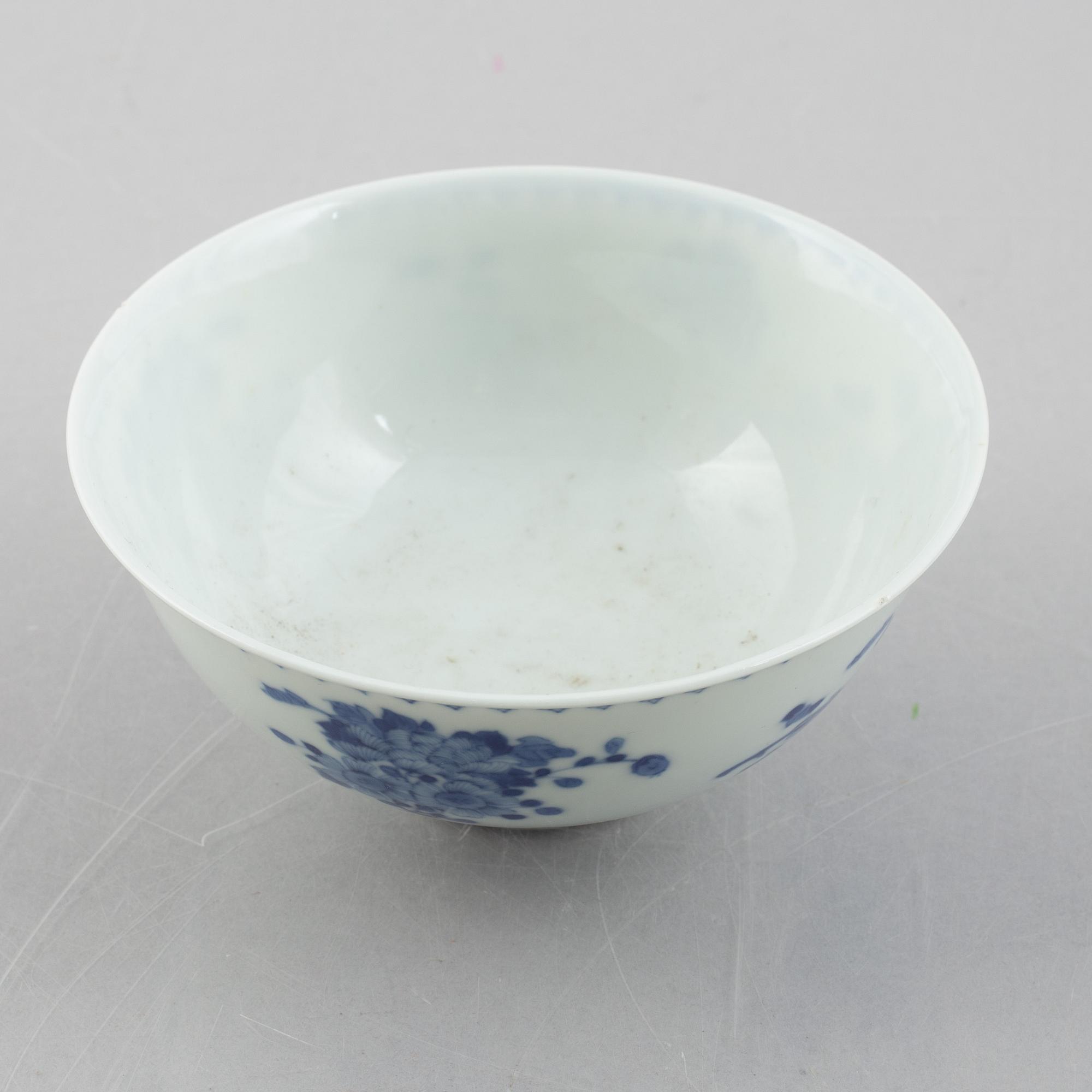 A group of three Chinese blue and white porcelain bowls, late Qing dynasty / early 20th century.