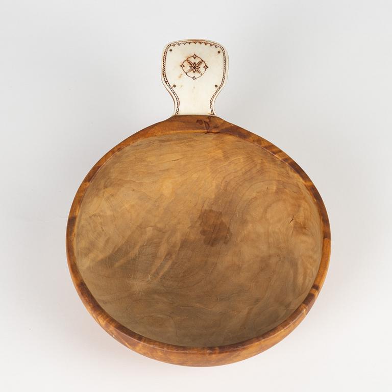 A birch and reindeer horn nápphi milk vessle, unidentified signature.