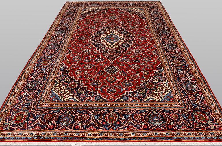 A Keshan rug, approx. 307 x 195 cm.
