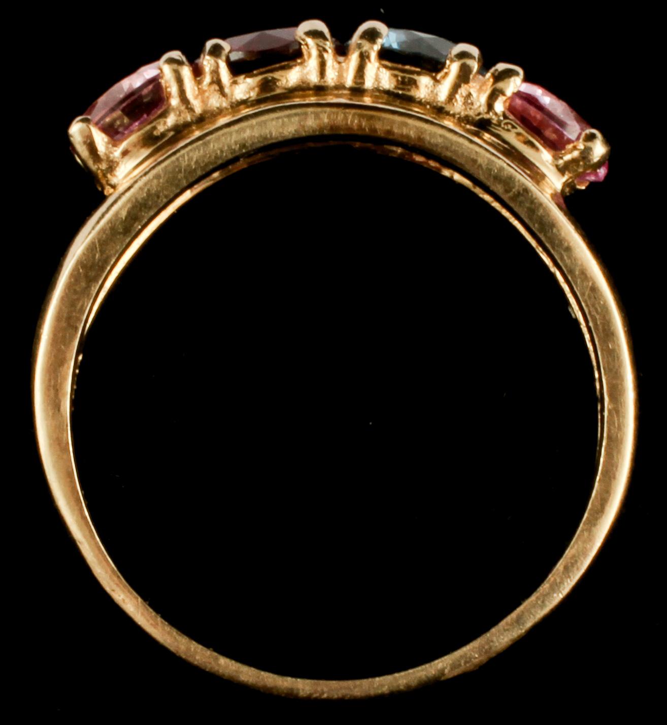 RING, 14k guld med olikfärgade briljantslipade ädelstenar, utländska stämplar. Vikt 5 g.