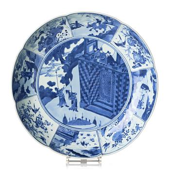 1344. A rare and massive blue and white scalloped dish, Qing dynasty, Kangxi (1662-1722).