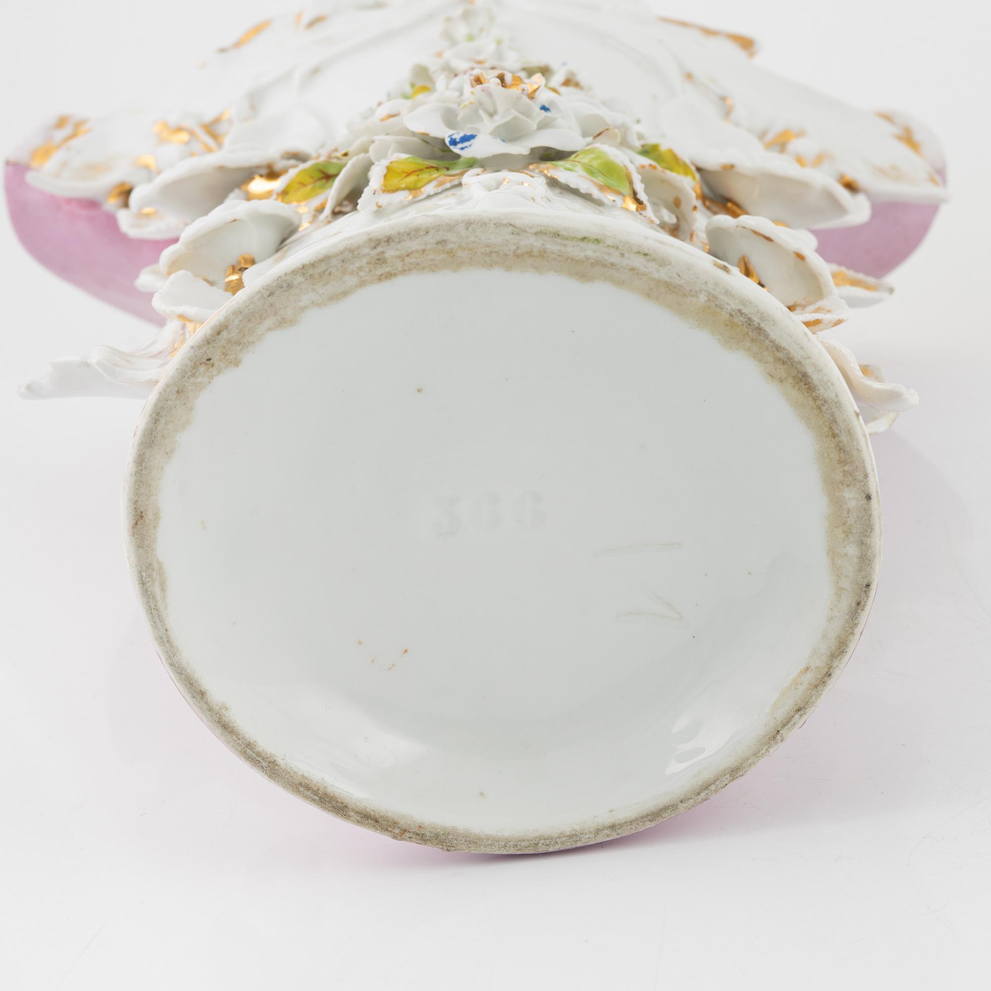 A porcelain vase, possibly Germany, around 1900.