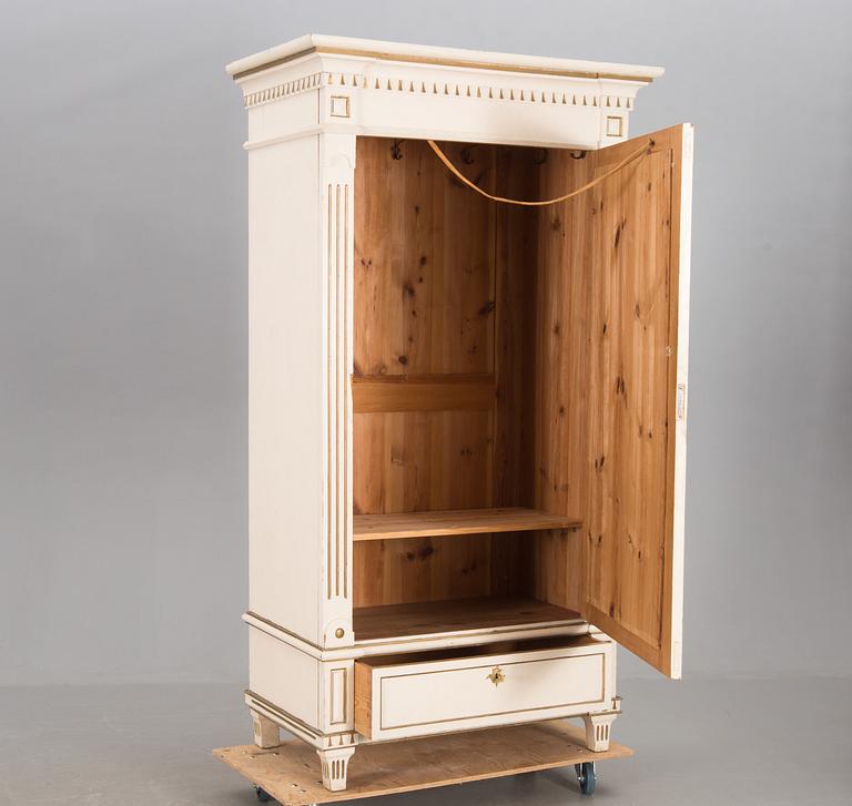 KLÄDSKÅP, gustaviansk stil, 1900-talets första hälft.
