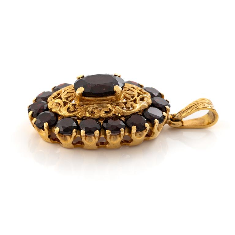 Pendant, 18K gold with garnets.