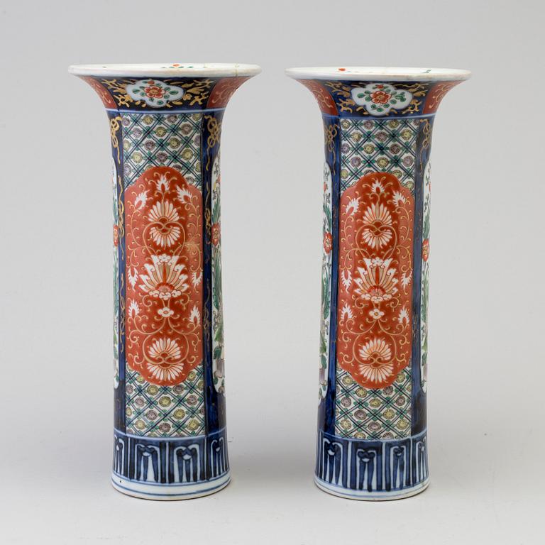 A PAIR OF CHINESE 19TH CENTURY PORCELAIN VASES.