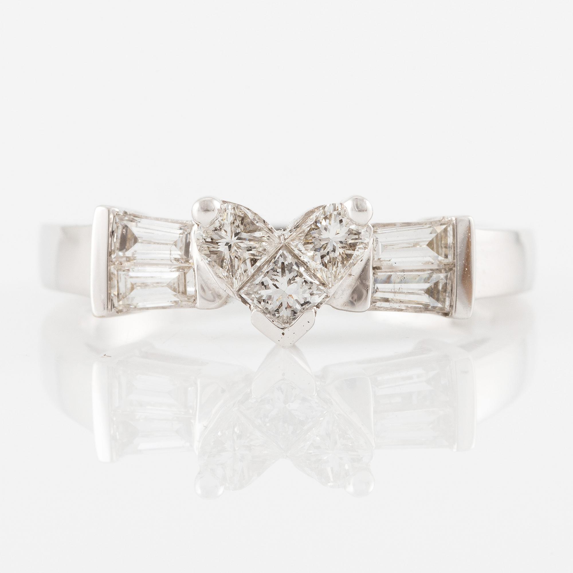 Ring 18K gold with diamonds in various cuts.