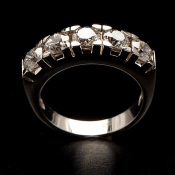 RING, vitguld 14K, 5 briljantslipade diamanter tot. 2,09 ct. Vikt 6,9 g.