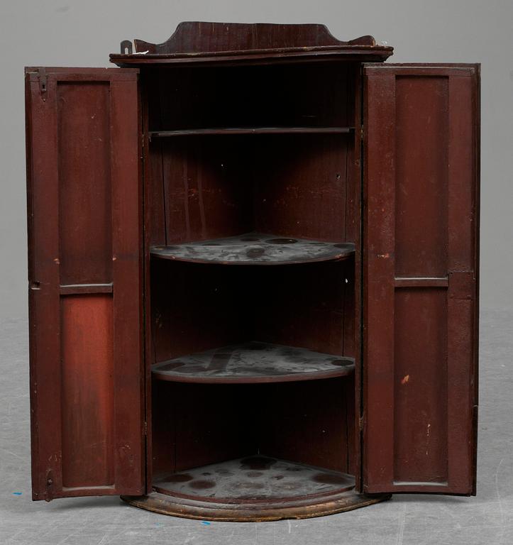 HÖRNSKÅP. 1700/1800-tal.