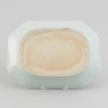 Two blue and white export porcelain serving dishes, Qing dynasty, Qianlong (1736-95).