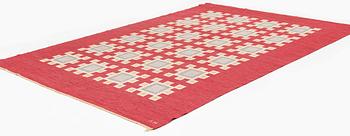 Edna Martin, a carpet, 'Oktandria, röd', flat weave, approximately 323 x 227 cm, signed SH (Svensk hemslöjd).