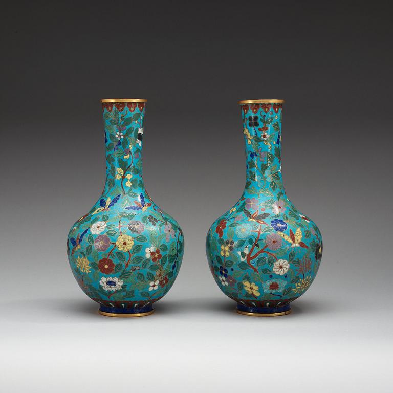 A pair of cloisonné vases, Qing dynasty.