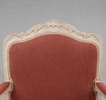 KARMSTOL. Stockholmsarbete, i Olof Höglanders art (mästare i Stockholm 1750-1765). Rokoko. En senare kopia medföljer.