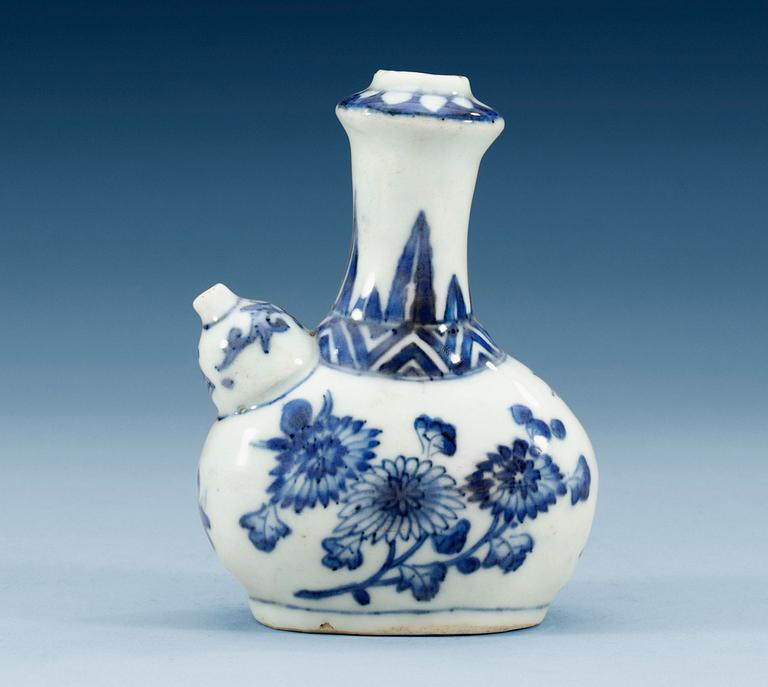 A small blue and white kendi, Qing dynasty, Kangxi (1662-1722).