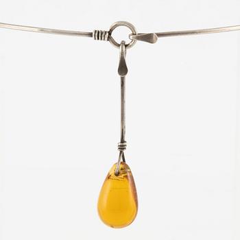 Vivianna Torun Bülow-Hübe, collier och örhängen, silver med bärnstensfärgade glasdroppar.