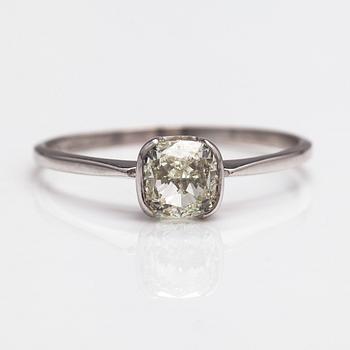 Ring, 18K vitguld och cushionslipad diamant ca 1.01 ct. IGI-certifikat.