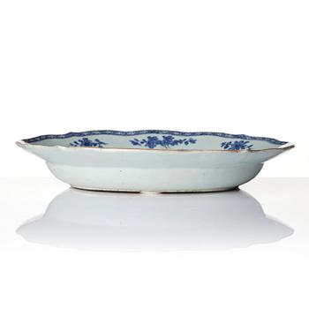 A blue and white tureen with cover and stand, Qing dynasty, Qianlong (1736-95).