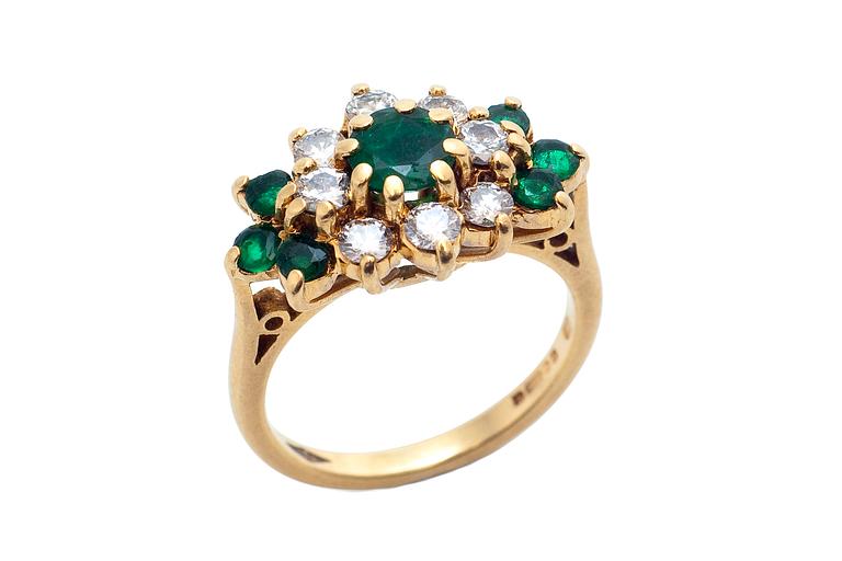 AN EMERALD / DIAMOND RING.