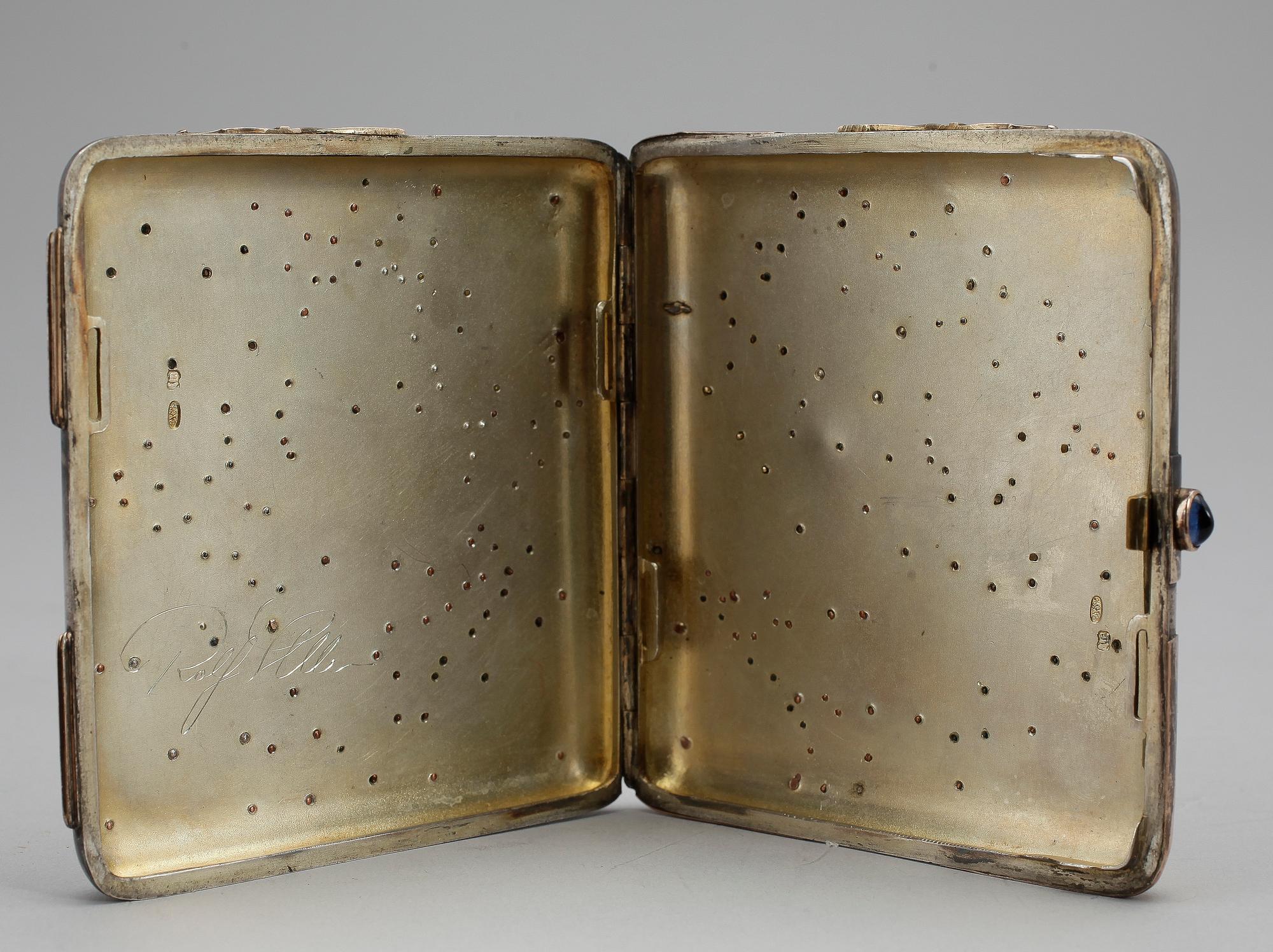 CIGARETTETUI, silver med detaljer av guld, Moskva, sekelskifte 1800/1900. Total vikt ca 232 g.