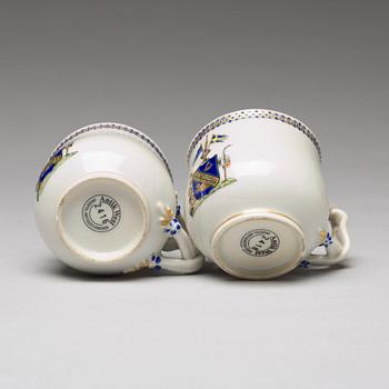 KOPPAR med LOCK, ett par, vapenporslin. Qingdynastin, Jiaqing (1796-1820).