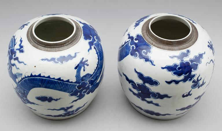 BOJANER, 2 st, porslin, Kina. 1900-tal.